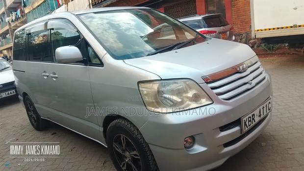 Toyota Noah 2005 Silver