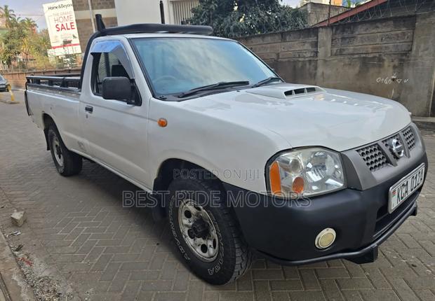 Nissan Hardbody 2013 White