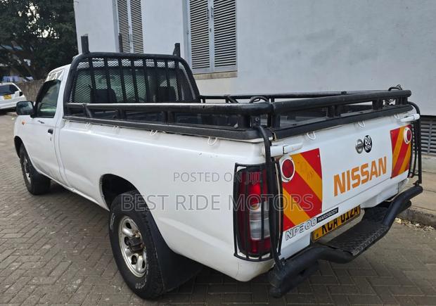 Nissan Hardbody 2013 White