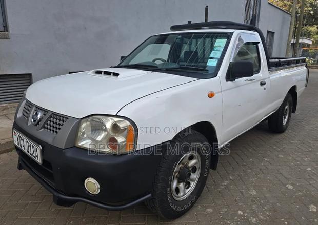 Nissan Hardbody 2013 White