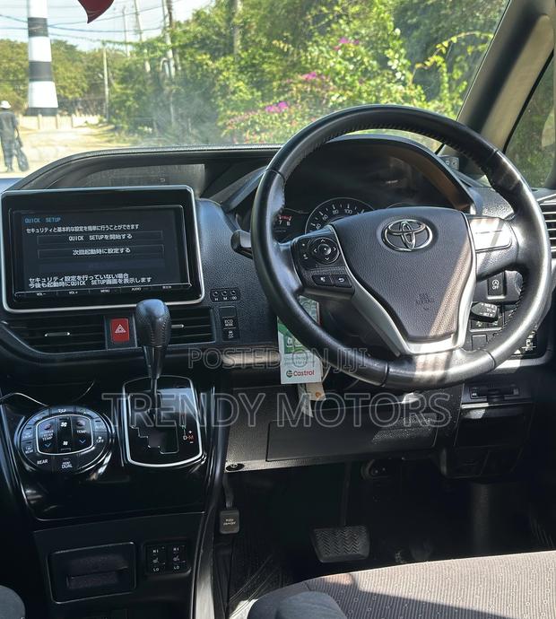 Toyota Noah 2018 White