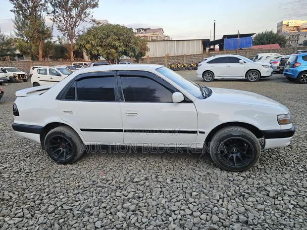 Toyota Corolla 2000 White