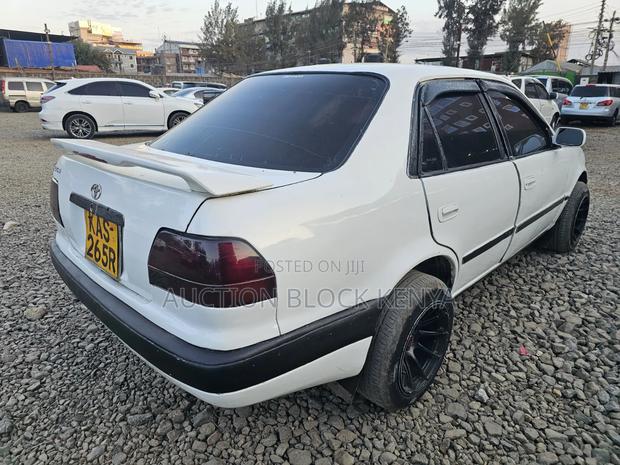 Toyota Corolla 2000 White