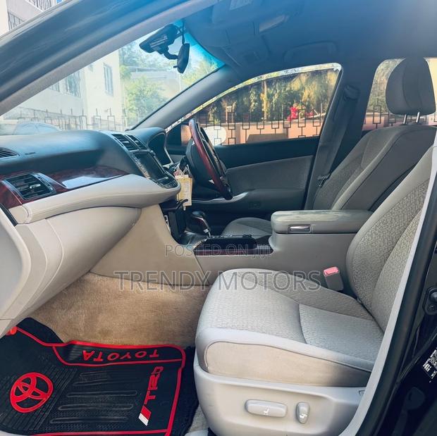 Toyota Crown 2012 Black
