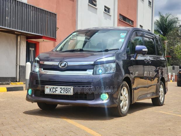 Toyota Voxy V 2WD 8-Seater 2010 Purple