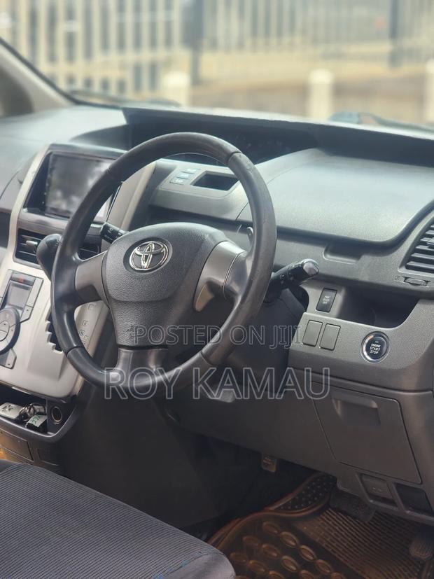 Toyota Voxy V 2WD 8-Seater 2010 Purple