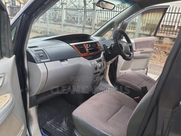 Toyota Voxy 2005 Blue