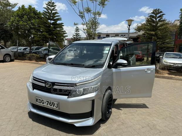 Toyota Voxy 2015 Silver