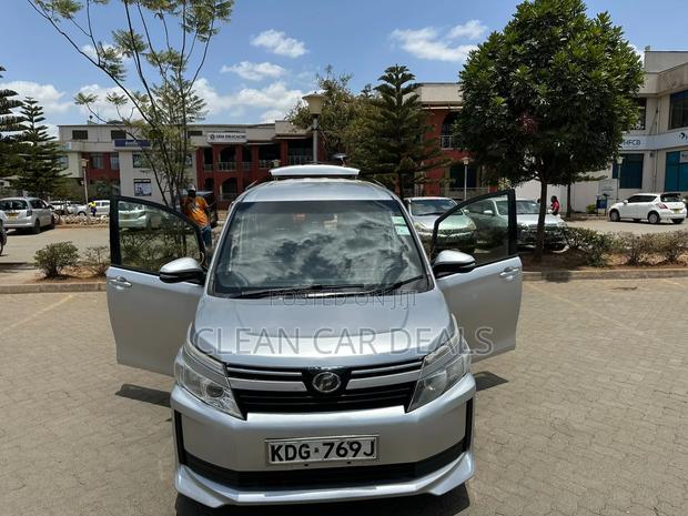 Toyota Voxy 2015 Silver