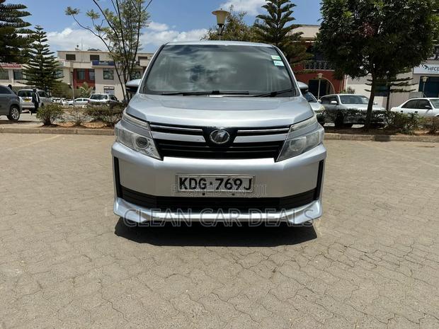 Toyota Voxy 2015 Silver
