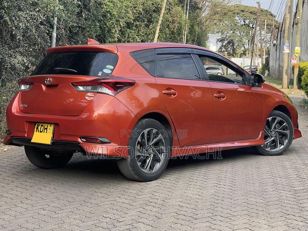 Toyota Auris 2016 Orange