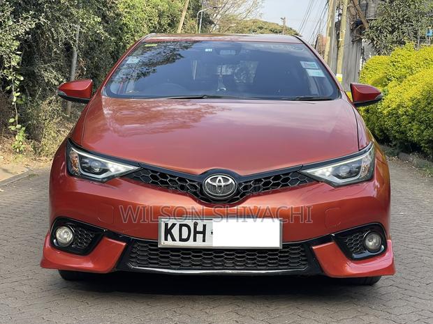 Toyota Auris 2016 Orange