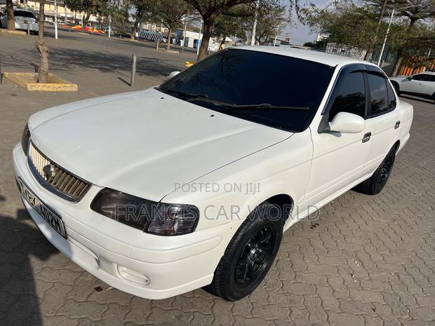 Nissan FB15 2005 Off white