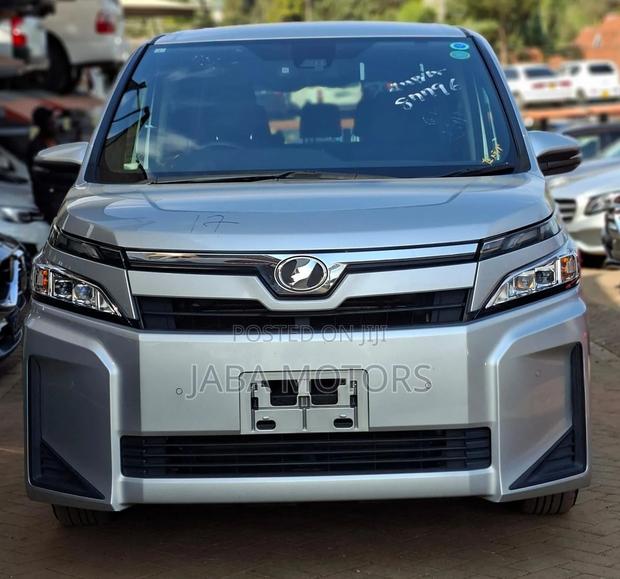 Toyota Voxy 2019 Silver