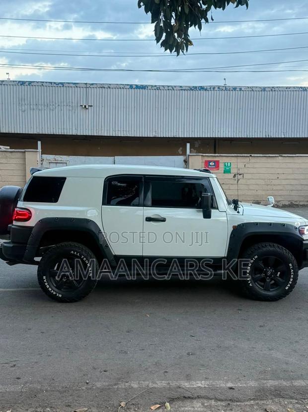 Toyota FJ Cruiser 4dr SUV 4WD (4.0L 6cyl 5A) 2014 Beige