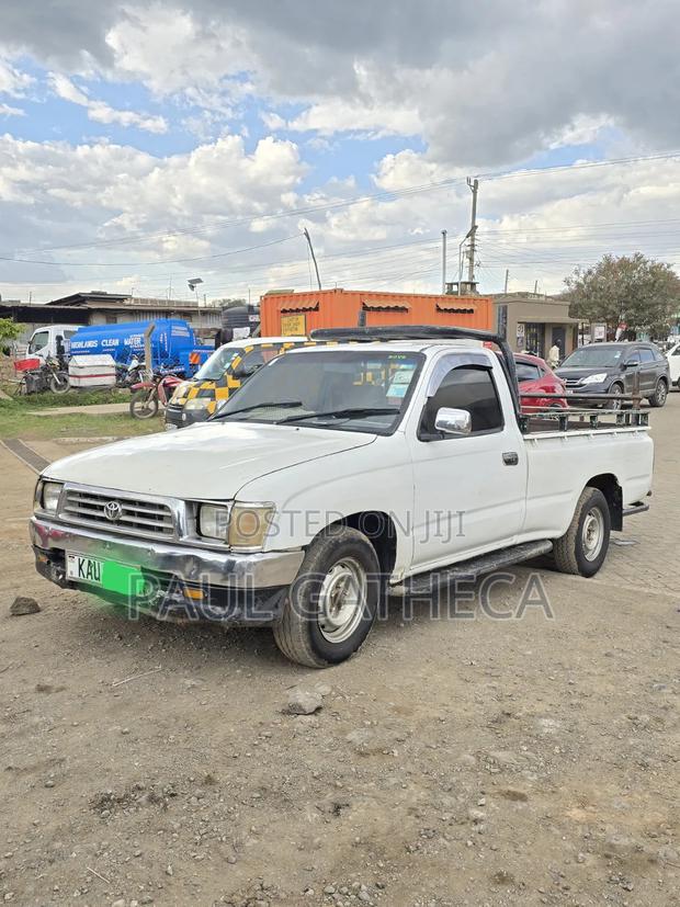 Toyota Hilux 2000 White