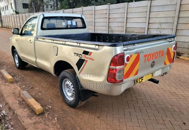 Toyota Hilux 2015 Gold