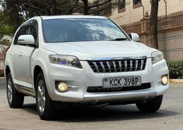Toyota Vanguard 2010 White