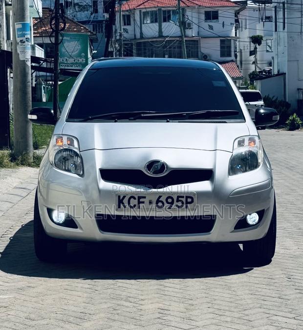 Toyota Vitz 2009 Silver