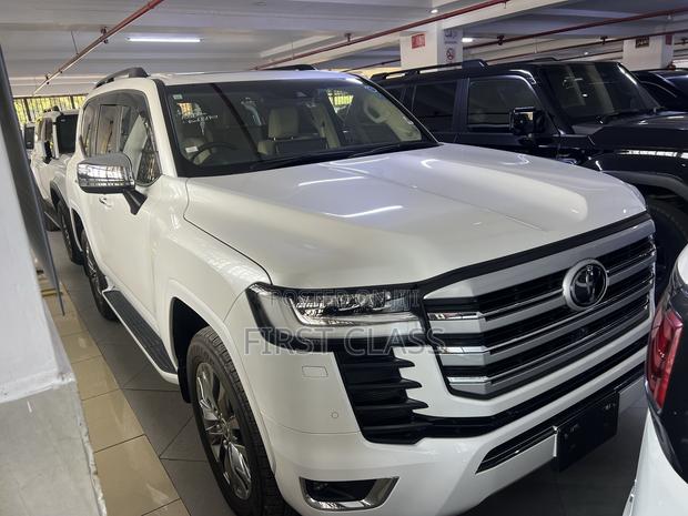 Toyota Land Cruiser LC300 2023 White