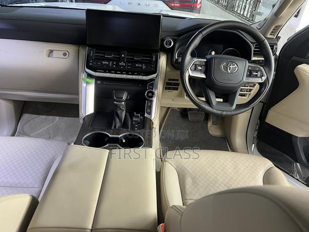 Toyota Land Cruiser LC300 2023 White