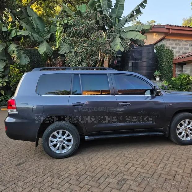 Toyota Land Cruiser 4.6 V8 ZX 2017 Gray