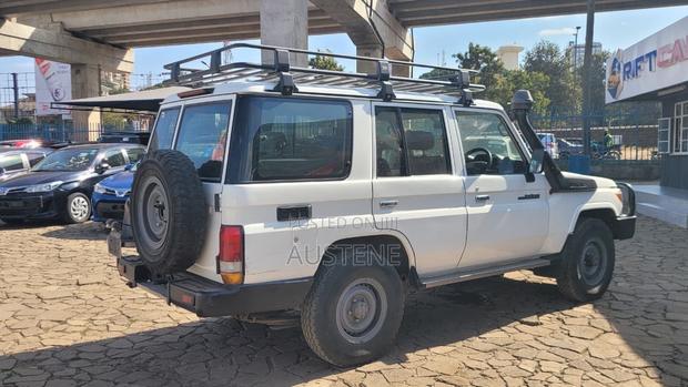 Toyota Land Cruiser 2016 White