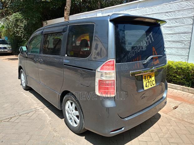 Toyota Noah 2.0 143hp FWD (8 Seater) 2010 Gray