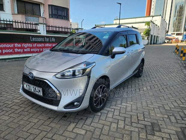 Toyota Sienta 1.5 Hybrid FWD 2018 Silver