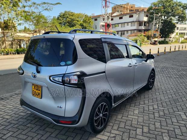 Toyota Sienta 1.5 Hybrid FWD 2018 Silver