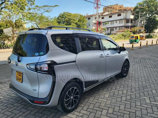 Toyota Sienta 1.5 Hybrid FWD 2018 Silver