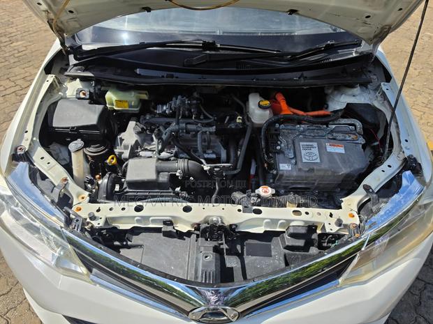 Toyota Corolla Fielder 1.5 Hybrid FWD 2016 White