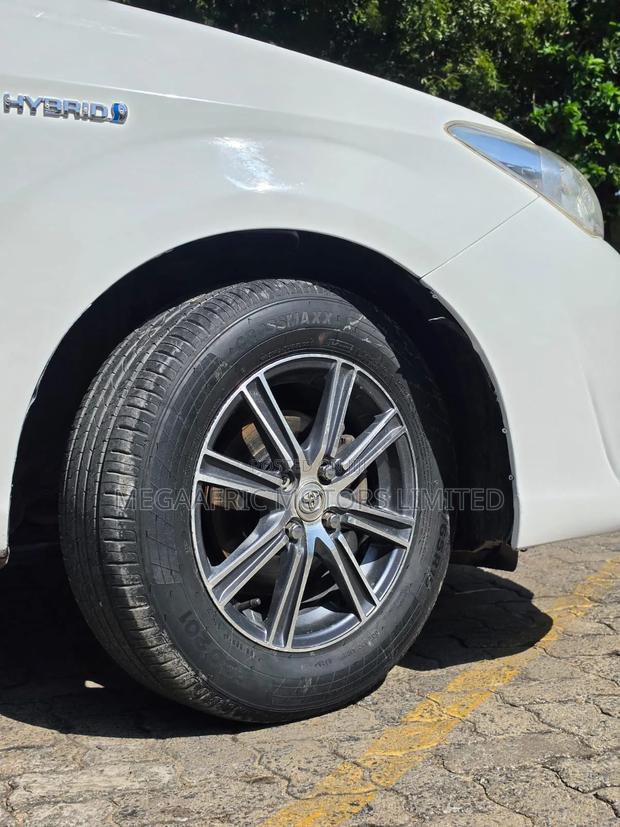 Toyota Corolla Fielder 1.5 Hybrid FWD 2016 White