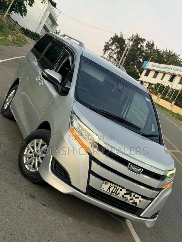 Toyota Noah 2019 Silver