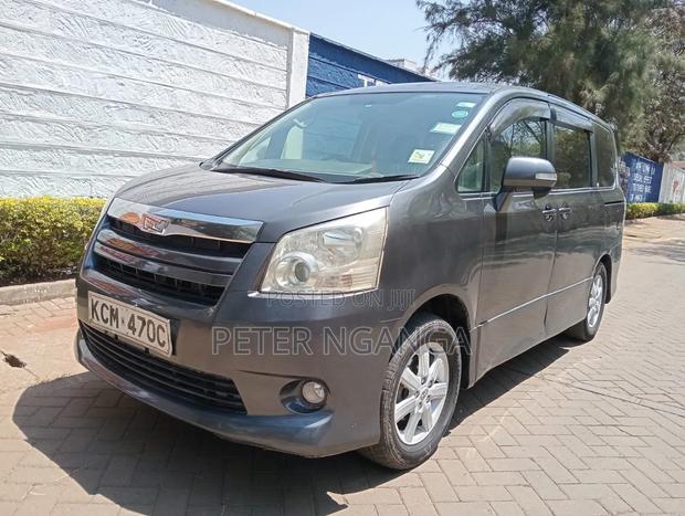Toyota Noah 2.0 158hp FWD (8 Seater) 2010 Gray