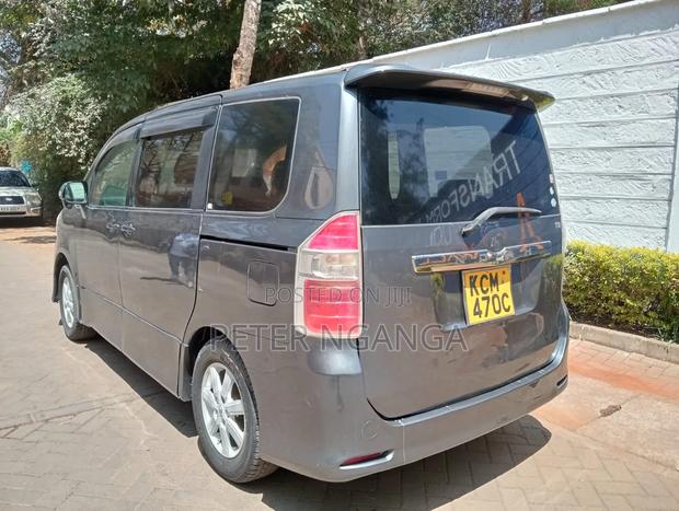 Toyota Noah 2.0 158hp FWD (8 Seater) 2010 Gray