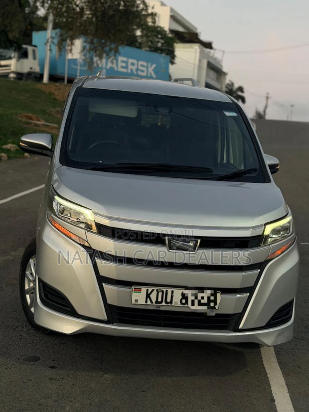 Toyota Noah 2019 Silver