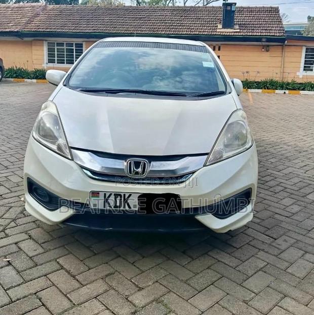 Honda Fit Shuttle 1.5 Hybrid 2WD 2015 White