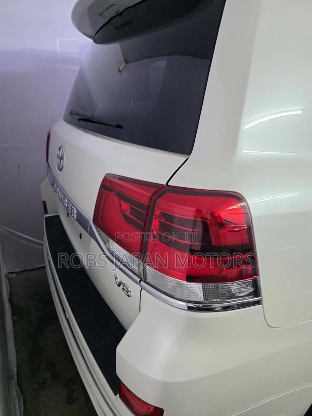Toyota Land Cruiser 4.6 V8 ZX 2019 Pearl