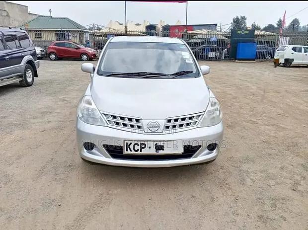Nissan Tiida 2010 Silver