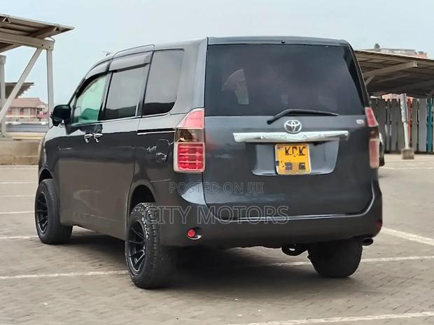 Toyota Noah 2009 Gray