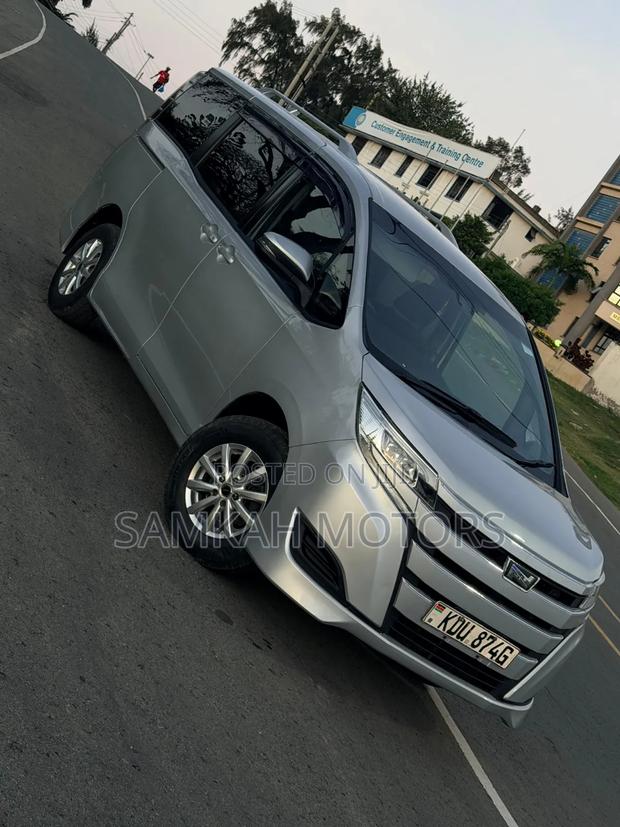Toyota Noah 2019 Silver