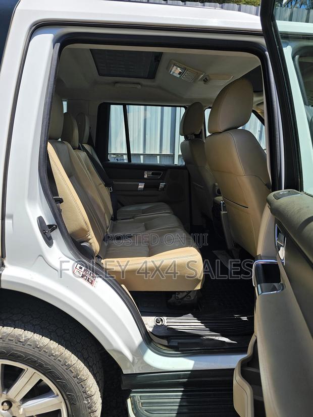 Land Rover Discovery 2014 White