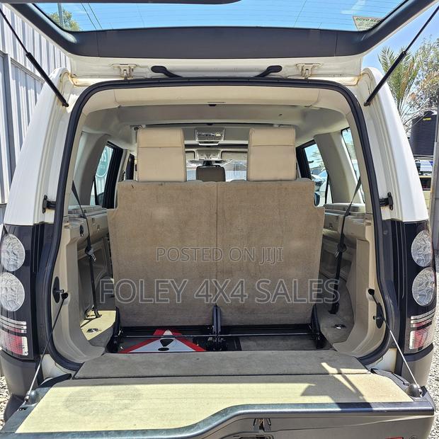 Land Rover Discovery 2014 White