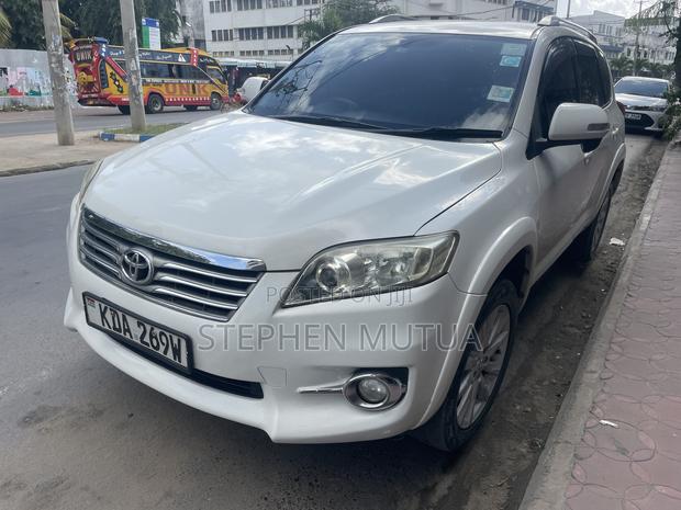 Toyota Vanguard 2013 White