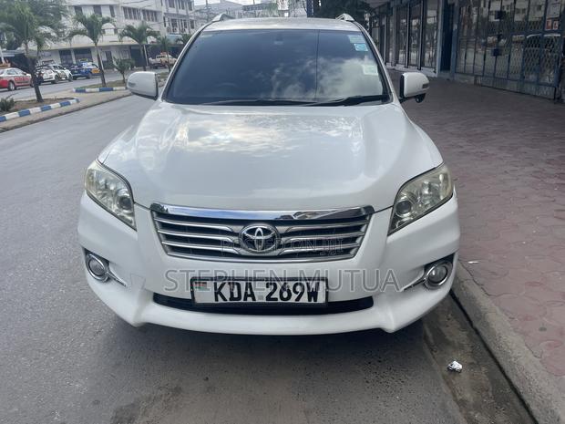 Toyota Vanguard 2013 White