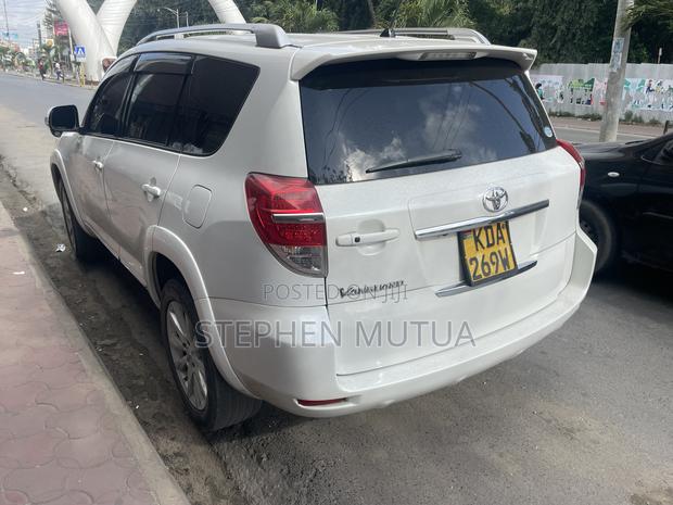 Toyota Vanguard 2013 White