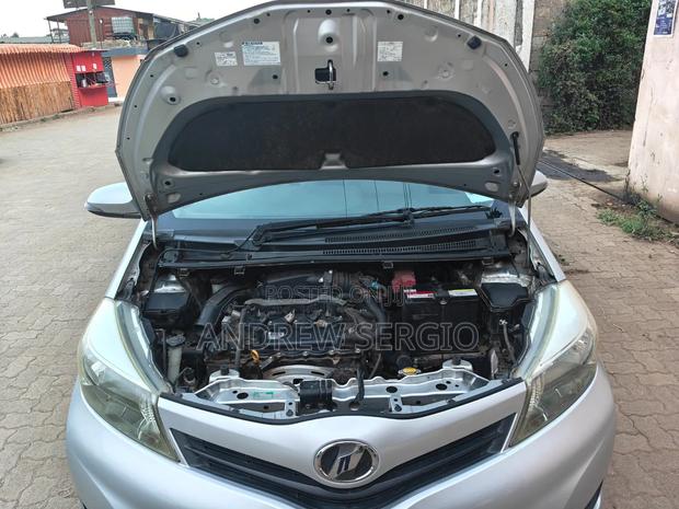 Toyota Vitz 2012 Silver