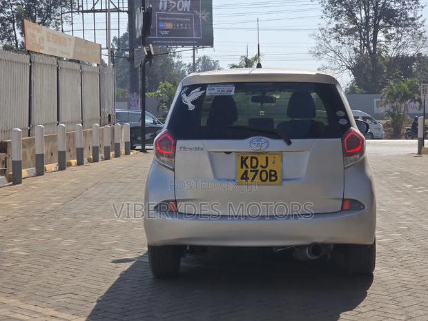 Toyota Ractis 2015 Silver