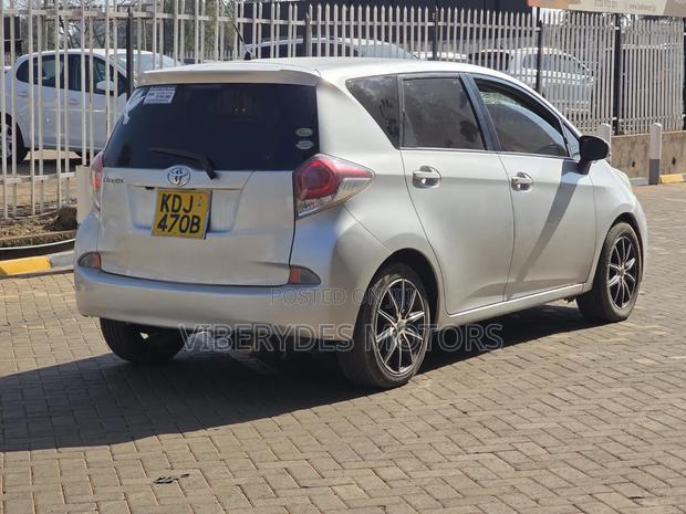 Toyota Ractis 2015 Silver